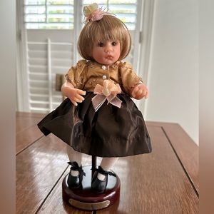 Vintage Lee Middleton Original “Hannah” 9” Doll.
